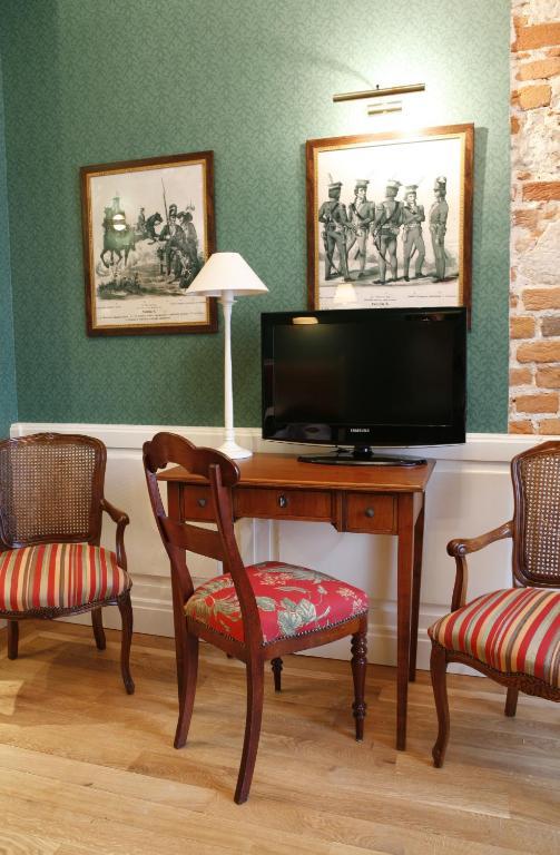 Hotel Dwór Kościuszko Kraków Pokój zdjęcie A flat screen television in a hotel room