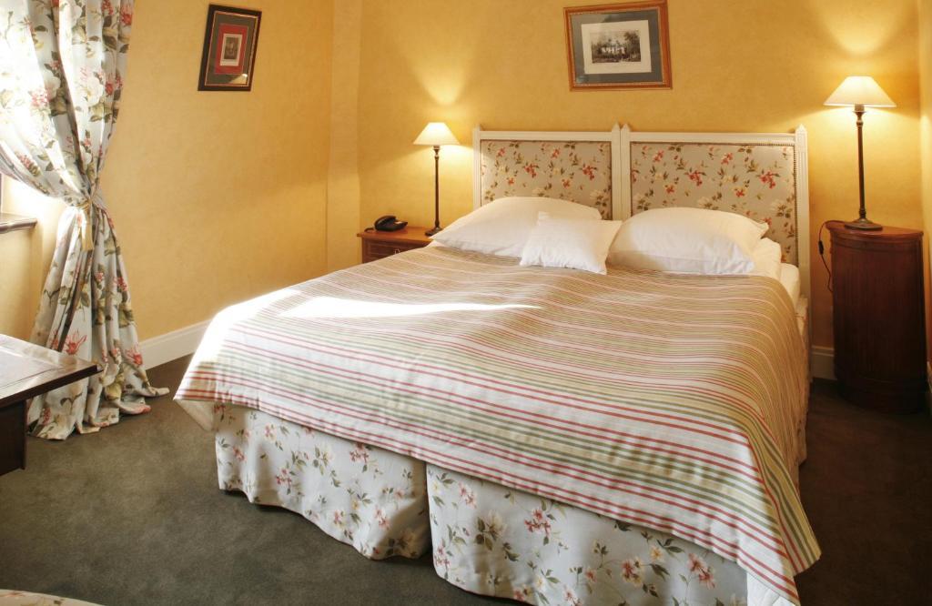 Hotel Dwór Kościuszko Kraków Pokój zdjęcie A bed with a bed skirt