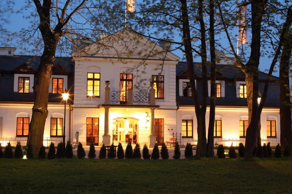 Hotel Dwór Kościuszko Kraków Zewnętrze zdjęcie The palace at night