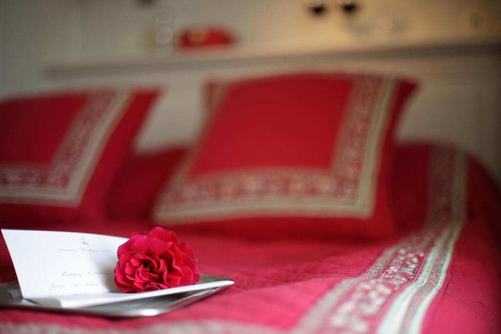 Hotel Dwór Kościuszko Kraków Zewnętrze zdjęcie A rose on a bed